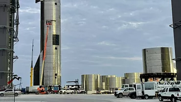 SpaceX pregătește un nou test spectaculos: Starship SN11 a fost deja asamblată și se îndreaptă din hangar spre rampa de lansare (VIDEO)
