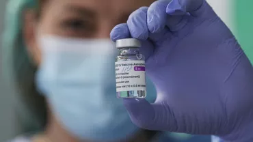 Mai mulți români au fost vaccinați cu doze din lotul AstraZeneca interzis în Italia, după moartea a două persoane / Administrarea cu dozele din lotul ABV 2856, suspendată și în România