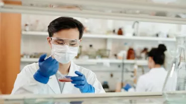 Miracol medical în Marea Britanie. Al doilea om din lume s-a vindecat de virusul HIV. Tratementul pe care l-a urmat