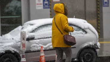 Avertizare meteorologică pentru București. Sunt așteptate ninsori, descărcări electrice și intensificări ale vântului, până joi dimineață