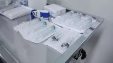 Spania reia vaccinările cu doze de la AstraZeneca după o explozie a cazurilor de COVID-19