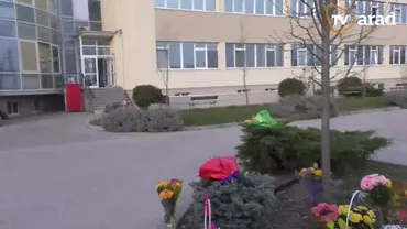 Omagiu în fața Spitalului Județean din Arad. Oamenii a depus flori și au aplaudat cadrele medicale care tratează pacienții COVID (VIDEO)