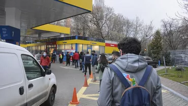 Bucureștenii au făcut coadă la benzinărie, după închiderea magazinelor la ora 18:00