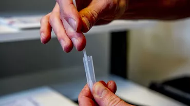 Englezii vor primi gratuit câte două teste COVID rapide pe săptămână. Boris Johnson: E important să nu irosim eforturile de până acum