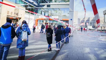 Grecia impune condiții dure pentru redeschiderea magazinelor. Cetățenii ies doar cu programare și trebuie să plătească cu cardul