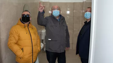 Șefii Consiliului Judeţean Argeş au inaugurat WC-ul de 50.000 de euro al unei școli din mediul rural. „Este grav dacă am ajuns să ne lăudăm cu așa ceva!” (FOTO)
