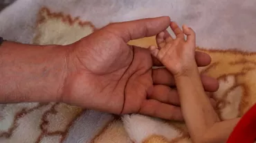 Miracol la Brașov. O fetiță de doi ani, readusă la viață, după două ore de când a fost scosă dintr-un pârâu (VIDEO)