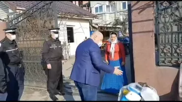 Craiova: O femeie a primit înapoi gunoiul pe care îl aruncase într-o intersecție. Șeful Poliției Locale: „Doamnă, v-ați pierdut gunoiul! Am zis să vă ajutăm, să vi-l aducem înapoi” (VIDEO)