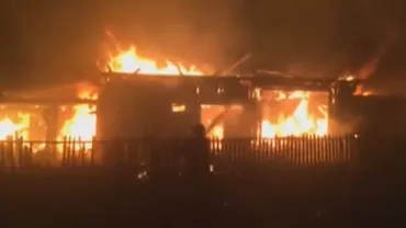 Incendiu puternic în Rădăuţi: Mai multe construcţii dintr-o gospodărie s-au făcut scrum. Proprietara a suferit un atac de panică (VIDEO)
