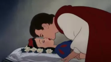 Un ziar din California critică scena sărutului din „Albă ca Zăpada şi cei şapte pitici”: Nu e iubire adevărată pentru că fata nu şi-a dat acordul