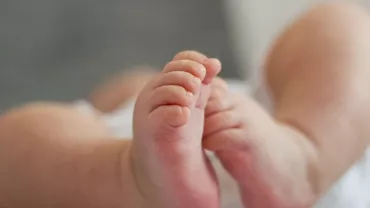 Medicul legist a decis: Bebelușul scufundat în cristelniță, la botez, a murit din cauza pneumoniei. Părinții vor acționa în instanță