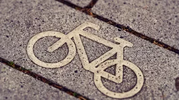 Cei care vor să se vaccineze la centrul drive-thru din Deva pot merge acolo cu bicicleta pentru a respecta Vinerea Verde