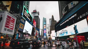 Focuri de armă în inima New York-ului. Două femei și un copil au fost răniți