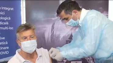 Reacția unui olandez, vaccinat de Valeriu Gheorghiță la Castelul Bran: „În Olanda nu m-aș fi putut vaccina nici în următoarele săptămâni. A fost excelent!”