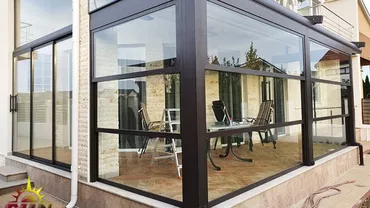 Noutăți în construcții de terase: pergole cu acoperiș retractabil și închideri cu sticlă glisantă