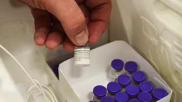 Aproape 700.000 de doze de vaccin Pfizer sosesc luni în România