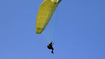 Arad: Un parapantist a căzut pe un câmp după ce s-ar fi agățat în firele de electricitate. Bărbatul este în stare gravă (VIDEO)
