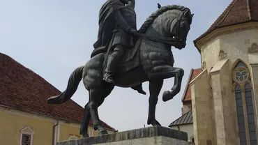 Statuia lui Mihai Viteazul din centrul orașului Sfântu Gheorghe, vandalizată. Mesajul transmis chiar de Ziua Trianonului (FOTO)