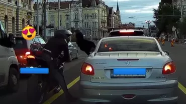Moment de tandreţe în traficul din Cluj: O şoferiţă și un motociclist s-au sărutat. „Jur că îmi iau şi eu motor” (VIDEO)