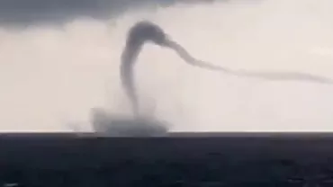 Vârtej uriaș deaspra Mării Negre. Imagini spectaculoase cu tornada care întunecă orizontul (VIDEO)