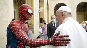Papa Francisc s-a întâlnit cu Spider-Man și a primit propria mască de supererou (VIDEO, FOTO)