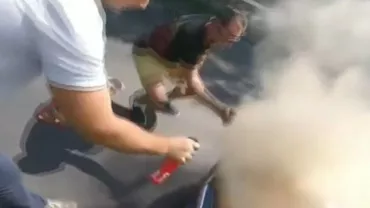 O mașină a explodat lângă o benzinărie din Sectorul 6, din cauza unei butelii aflată în portbagaj. Două persoane au fost rănite (VIDEO)