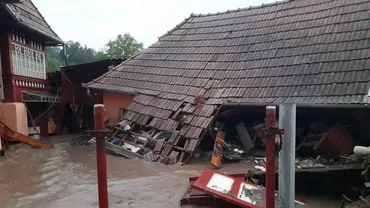 IGSU: Inundaţii în 36 de localităţi din 15 judeţe. Zeci de turişti au fost evacuați
