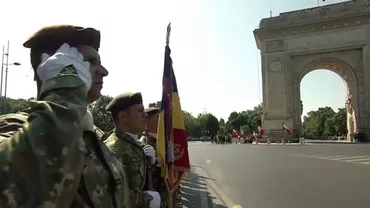 Ceremonie militară cu ocazia încheierii misiunii Armatei României în Afganistan: Defilează pe sub Arcul de Triumf detașamentele de militari care au fost în teatrul de război