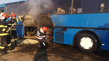 Un autocar în care se aflau 21 de copii a luat foc în județul Botoșani. Cauza incendiului (VIDEO)