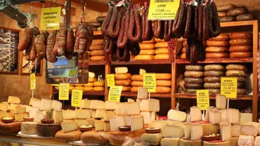 Produse expirate, comercializate la tarabele de pe Transfăgărășan. Jumătate de tonă de alimente, retrase de la vânzare