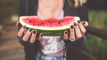 Pericolul ascuns din pepenele roșu. Ce se întâmplă dacă este consumat în exces și care sunt categoriile de persoane pentru care nu este recomandat