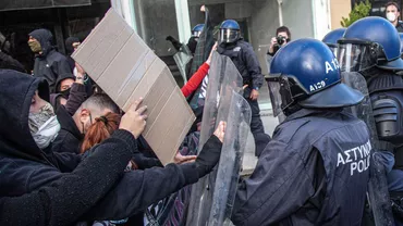 Sediul unei televiziuni, atacat pentru că promovează vaccinarea anti-COVID. Peste 2.000 de protestatari au devastat clădirea