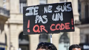 Al treilea weekend de proteste în Franța: Mii de oameni au ieșit pe străzile Parisului pentru a reclama extinderea certificatului verde și obligativitatea vaccinării pentru personalul sanitar. Au existat și ciocniri (VIDEO)