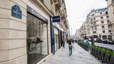 Un bărbat pe trotinetă electrică a furat bijuterii în valoare de 2 milioane de euro, dintr-un magazin de lux din Paris