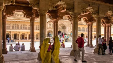 La doar opt ani a renunțat la o avere de 61 milioane dolari pentru a se călugări în India