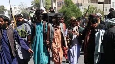 Imagini de groază din Afganistan: Talibanii plimbă bărbaţi cu faţa vopsită în negru, luați prizonieri