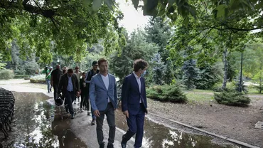 Nicușor Dan, la acțiunea de curățenie din Cișmigiu: Dacă vom externaliza serviciile, o firmă privată va face curat pe alei și va goli coșurile de gunoi / La anul ne vom permite și amenajări peisagisticie (FOTO, VIDEO)