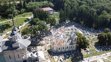 Peste 10.000 de credincioși au venit la pelerinjul de la Manastirea Nicula
