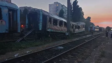 Incendiu la vagoane de tren dezafectate, în zona Calea Giuleşti din Capitală. Pompierii au intervenit cu şase autospeciale