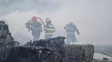 Incendiu puternic în Alba. Flăcările au mistuit un depozit de PET-uri. Cetățenii, sfătuiți să închidă ferestrele din cauza fumului gros (VIDEO)