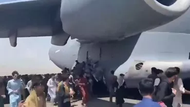 Imagini șocante de pe aeroportul din Kabul: Cetățeni afgani se agață de avioanele militare care decolează, în încercarea de a fugi de talibani