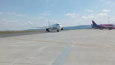 Un avion cu sistemul de navigație defect a aterizat la Iași. Aeronava avea 107 pasageri la bord (VIDEO)