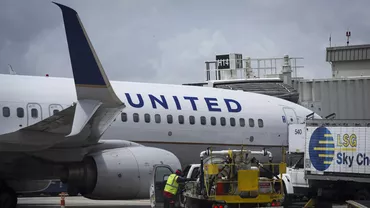 United Airlines le cere angajaților să se vaccineze anti-COVID-19, altfel vor fi concediaţi (VIDEO)