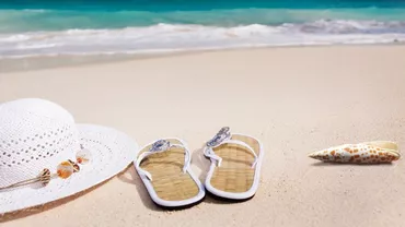 Turiștii se plâng. Cât trebuie să plătești pe un colac și o pereche de papuci de plajă la Mamaia dacă le-ai uitat acasă