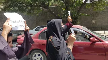 Teroare pentru femeile din Afganistan: Talibanii au bătut la ușă de trei ori, dar a patra oară au intrat și au omorât-o în bătaie