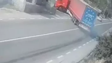 Şofer de TIR, manevră incredibilă pentru a salva viaţa unei femei de 90 de ani, care a traversat strada neregulamentar
