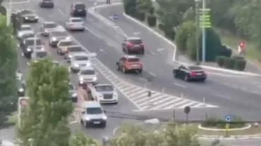 Viralul zilei, în stațiunea Mamaia: Un Rolls-Royce a rămas fără benzină într-un sens giratoriu. Un bărbat i-a venit în ajutor cu un bidon