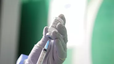 EMA a adăugat o boală neurologică extrem de rară ca posibil efect secundar al vaccinului anti-Covid-19 AstraZeneca