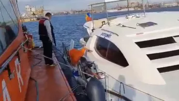 Alertă pe litoralul românesc. Un yacht cu mai multe persoane la bord s-a lovit de mal în Agigea, din cauza furtunii (VIDEO)