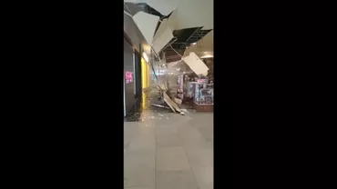 Tavanul dintr-un mall din Cluj s-a prăbuşit brusc, după ce s-a spart o conductă de apă (VIDEO)